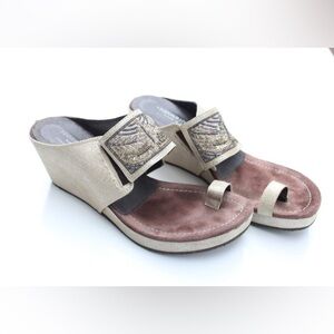 Donald J. Pliner Gilett wedges